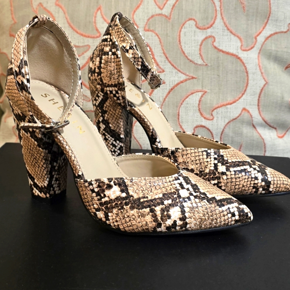 Snake print heels size 35 fits like 5.5